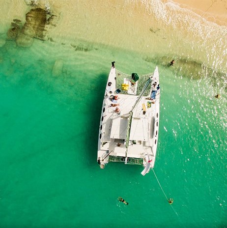 Catamaran accosté sur une plage de l'Île aux Cerfs.