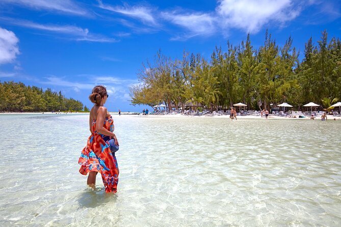 Femme se baignant devant une plage de l'Île aux Cerfs