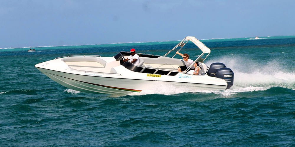 Speedboat speeding across the lagoon to Île aux Cerfs.