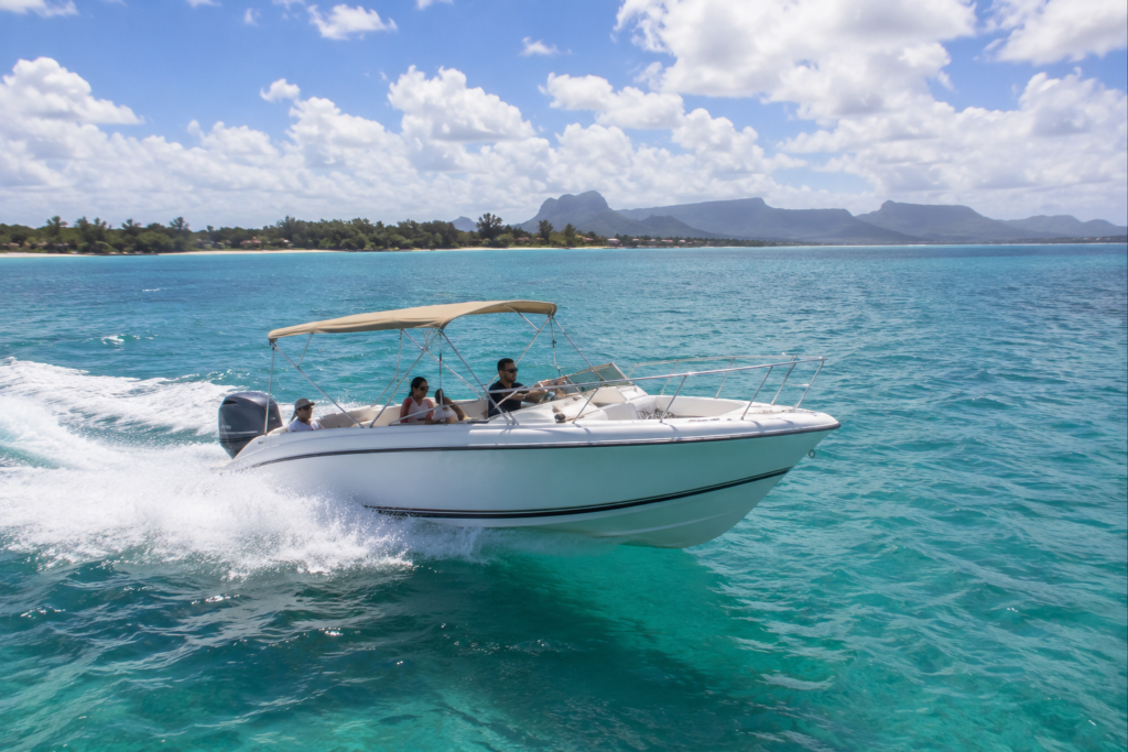 Bateau rapide vers l’île aux Cerfs sur le lagon turquoise de l’île Maurice