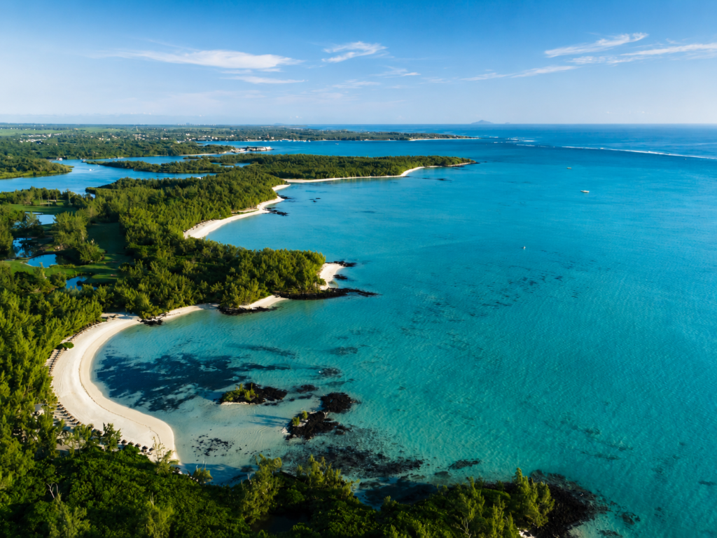 Vue aérienne de l’île aux Cerfs à l’île Maurice avec plages de sable blanc, lagon turquoise et végétation tropicale